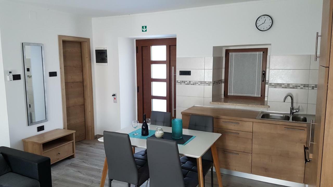 Villa Kos Lupoglav  ภายนอก รูปภาพ