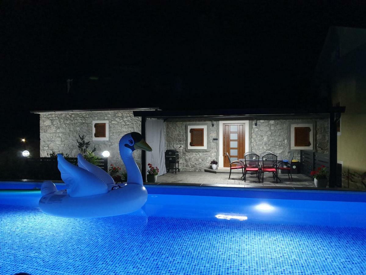 Villa Kos Lupoglav  ภายนอก รูปภาพ