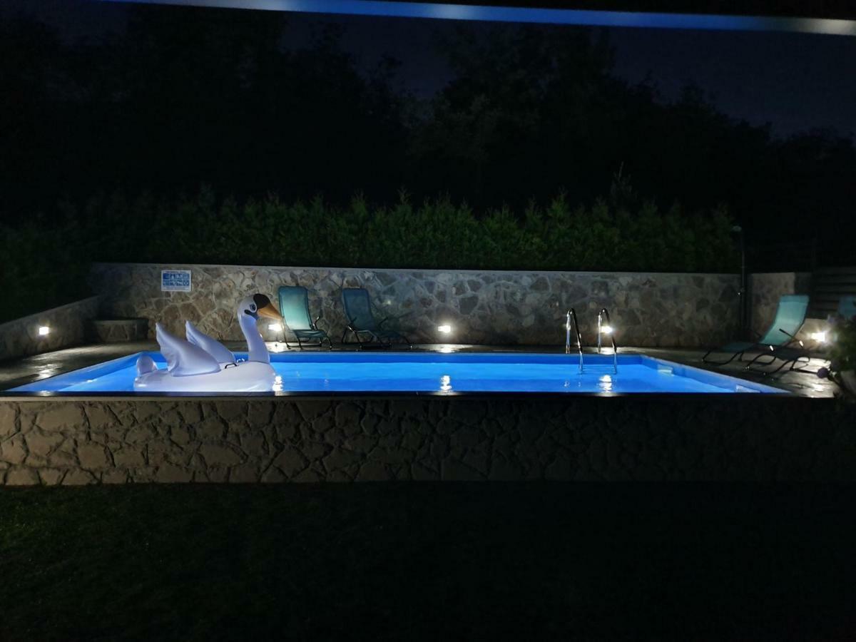 Villa Kos Lupoglav  ภายนอก รูปภาพ